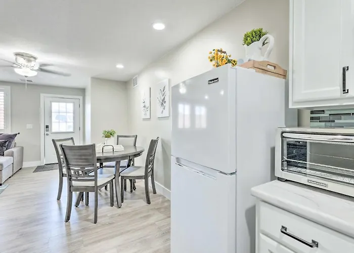 2 Mi To Dtwn Gilbert! Snowbird Escape W/ Pool Apartment